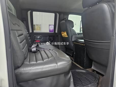 GMC的TopKickC4500卡车，这玩意看着很科幻哈！这是2005年在饿