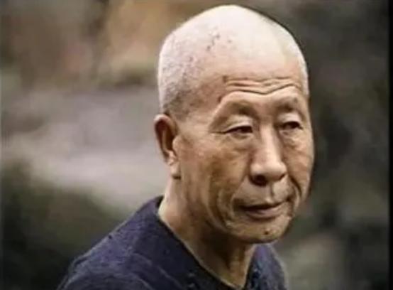 1949年，“湘西巨匪”姚大榜准备下山向解放军投降，临走前，有人送来两条鲤鱼，姚