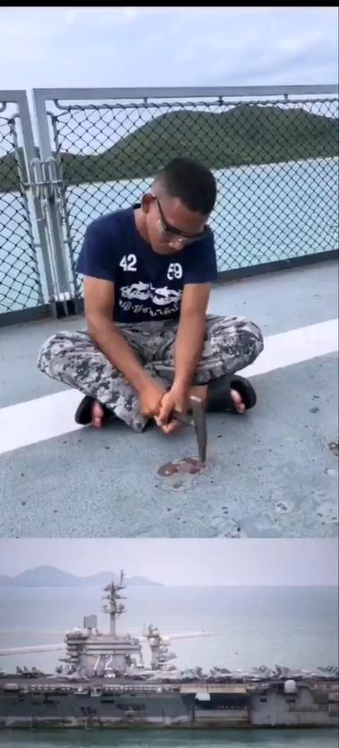 海上永无止境的工作同样的故事也发生在“亚伯拉罕·林肯”号航空母舰上。该舰在完成