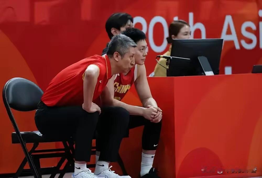 郭士强指导麾下的中国男篮有个很吊诡的现象：集训时间越久，按说球员的默契度和战术配
