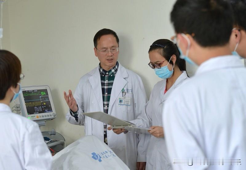 国内医生的工资大概率只能是比公务员高一些，但肯定达不到像那些私企里面高收入的打工