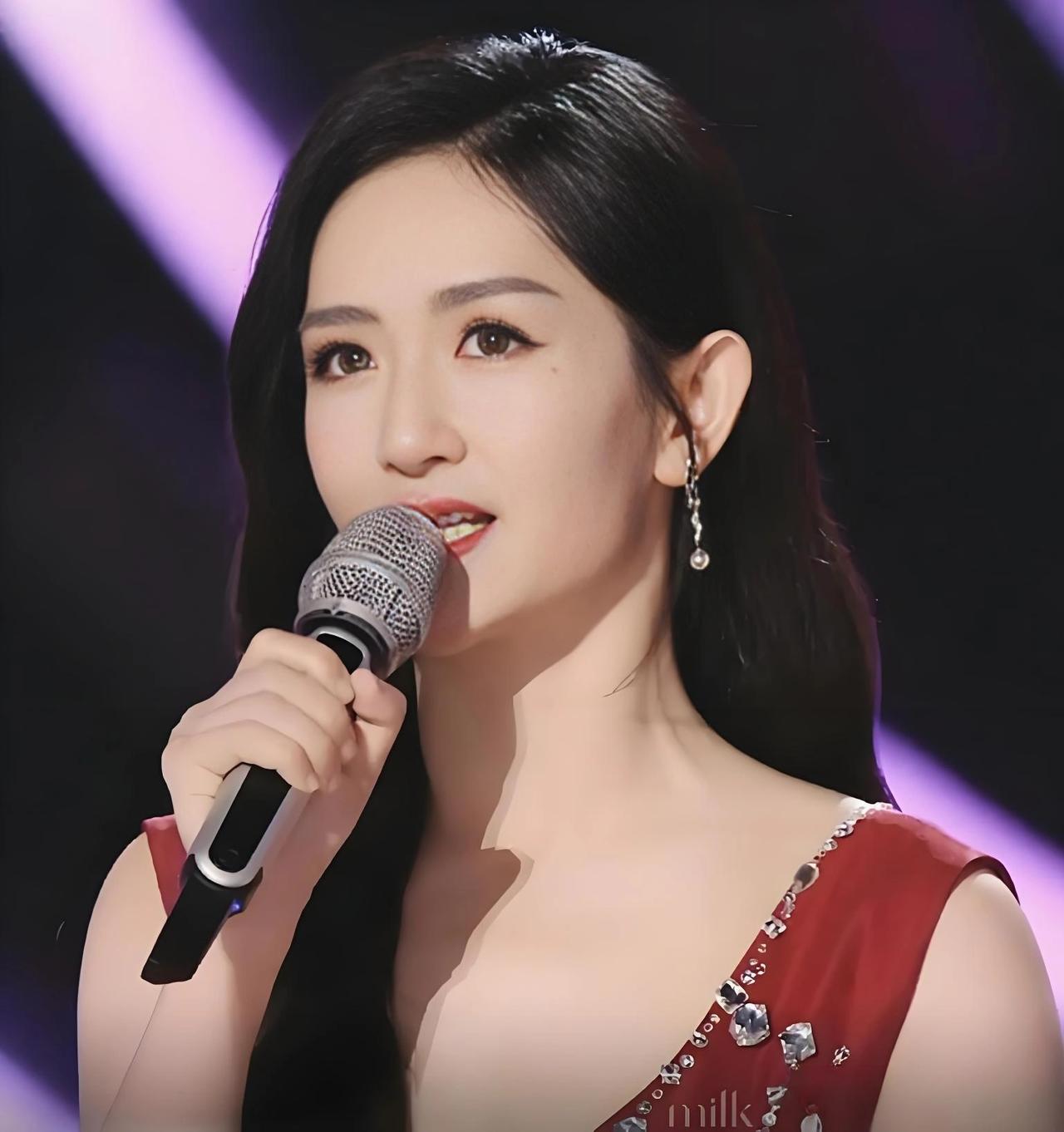 谢娜，突然高调发声！5月19日，主持人谢娜毫无预兆地冲上热搜。这回不是因为搞