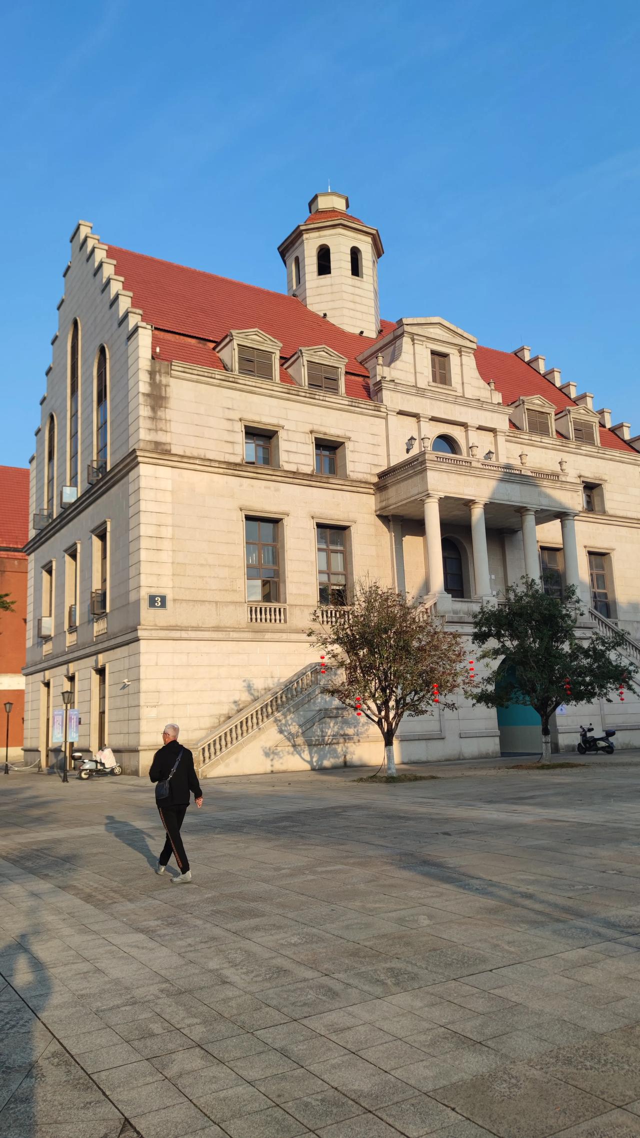 网络上每月赚个生活费难不难，得看具体情况。当下就业竞争激烈，不少失业又缺技能的人