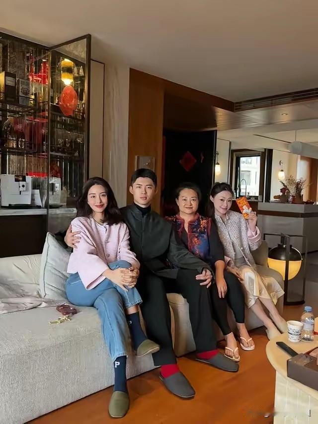 33岁的杨采钰在福建的婆家过年和丈夫以及婆婆小姑一起的她和对比屏幕上女神级的