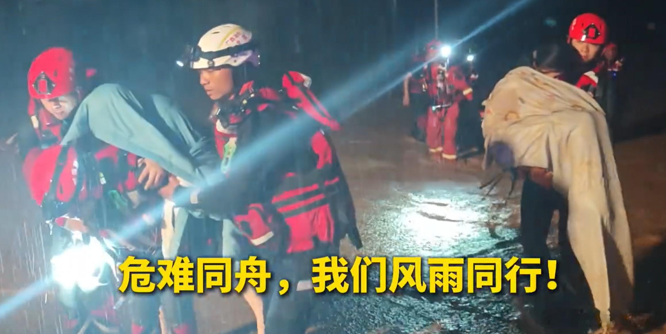 连日的暴雨席卷广西，不少人家被困，这场大雨牵动着无数人的心。特别是看到广西贵港1