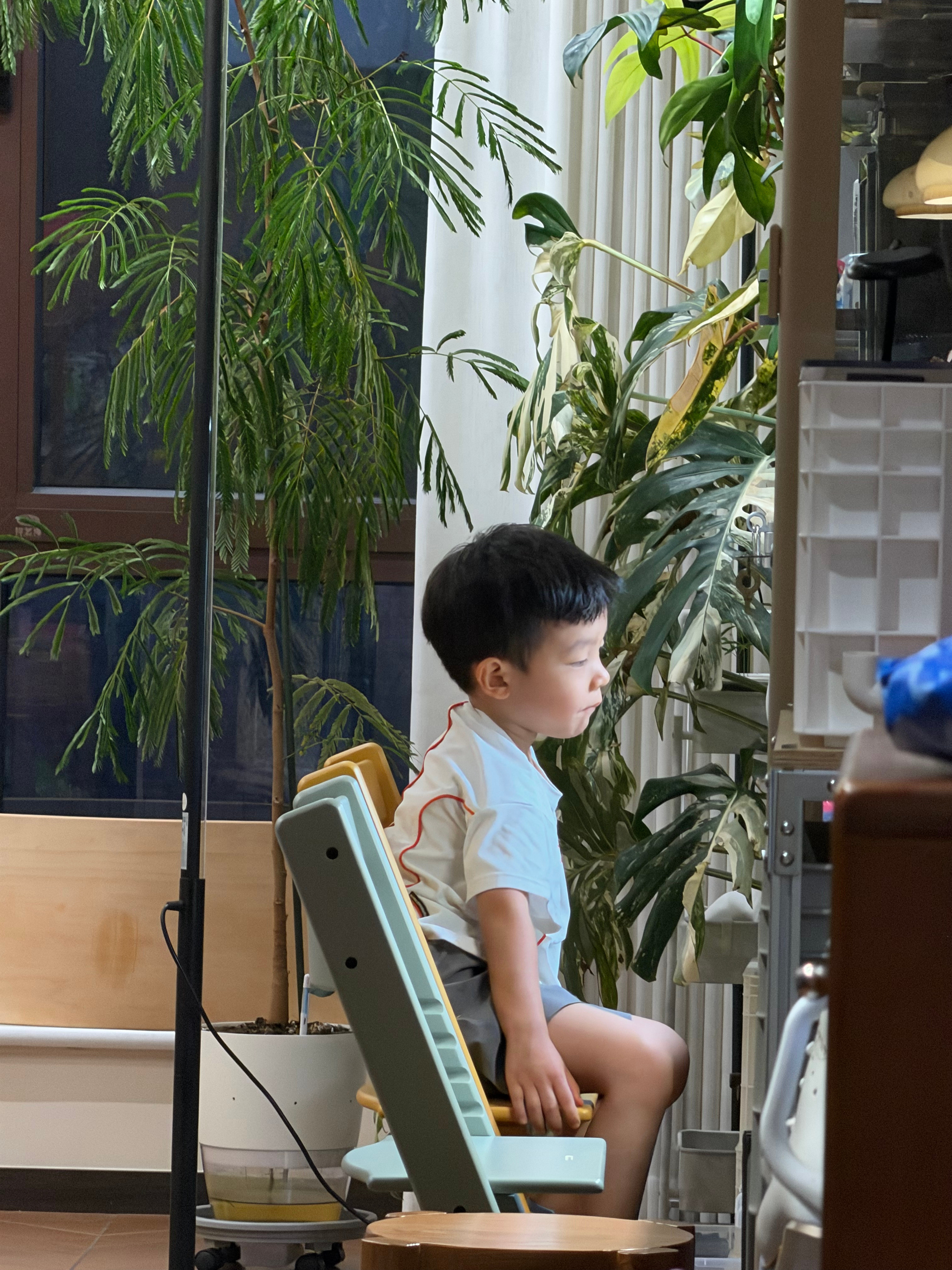 我们家晚间日常，一位认真写字的美女子，一位看似坐在ipad前学象棋，但脑子估计已