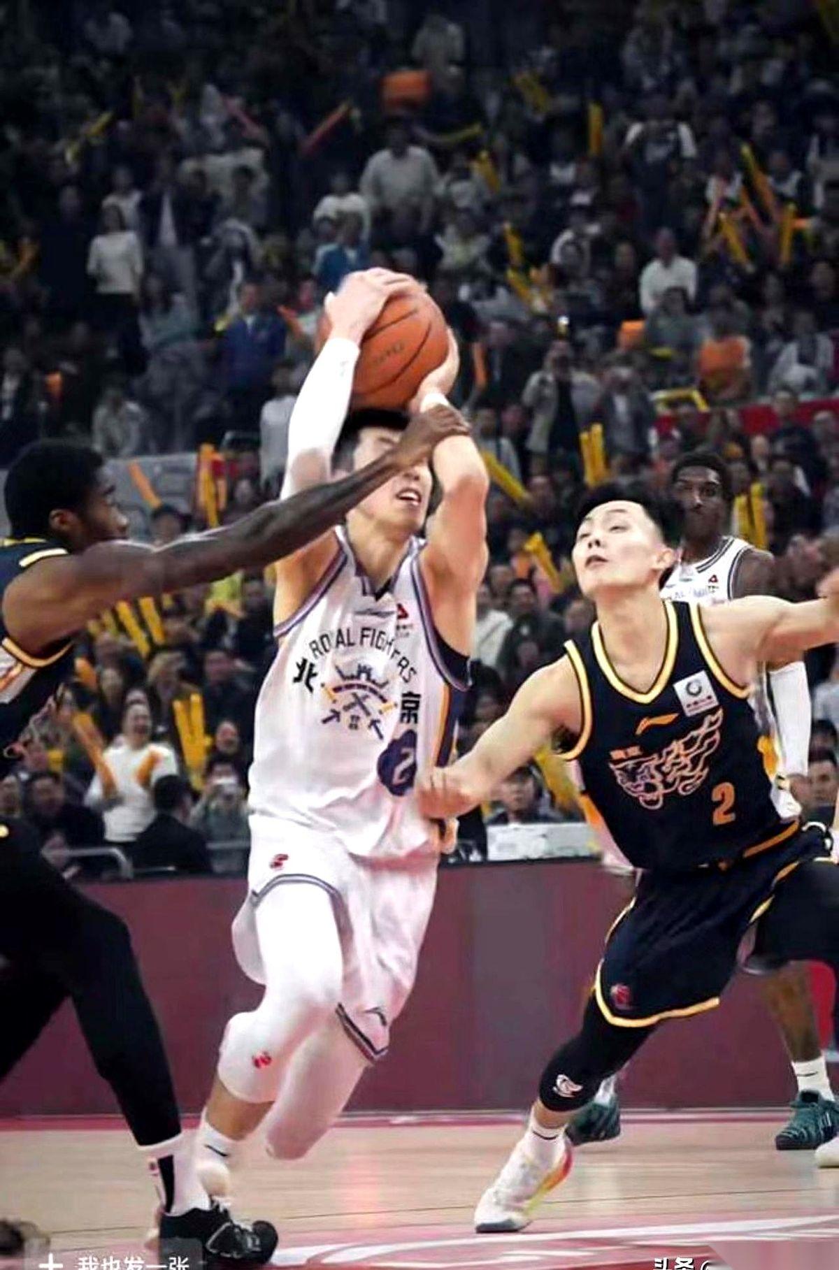 一只手拽着胳膊，一只手在后腰上顶着，脚底下还给你垫个脚。就这种“上中下三路全封