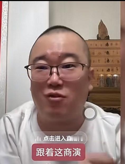 德云社的请柬，比上台的包袱更难接。郑好直播时，盯着屏幕念出一条评论：“哟，杨哥