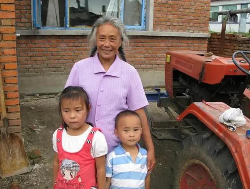 1973年，女知青黄丽萍带着农民丈夫回家探亲。一进门，丈夫看到一张照片并小声问道