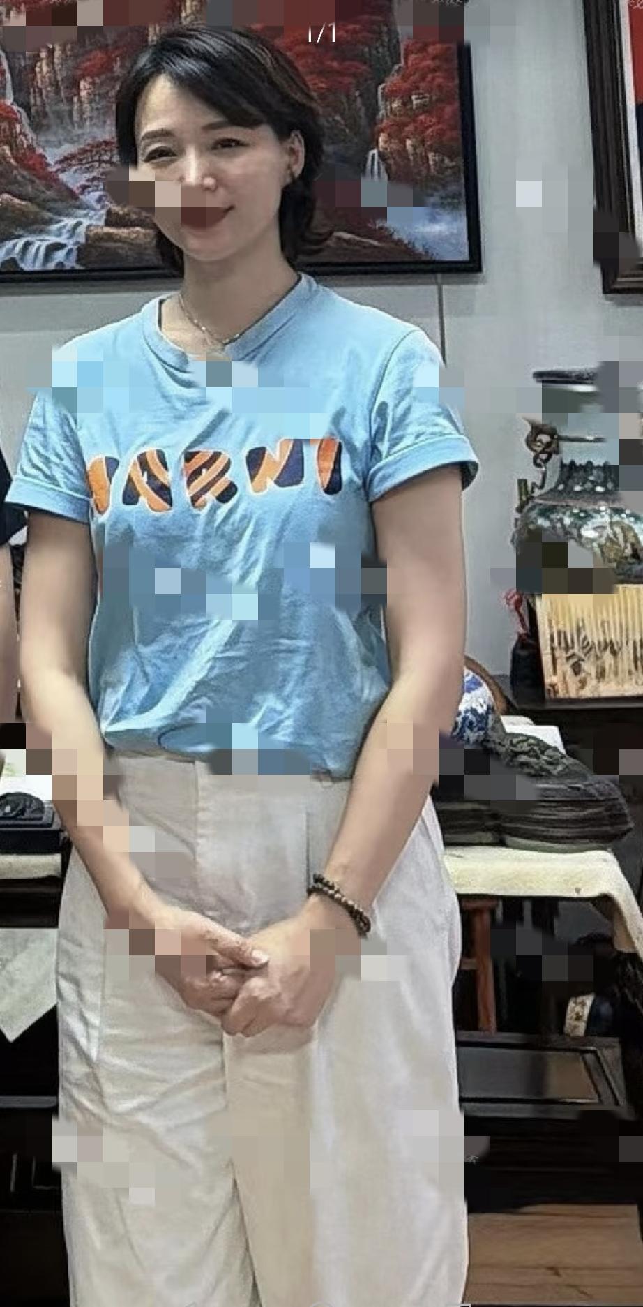 董卿近照曝光，打扮朴素穿的衣服皱皱巴巴看着质量不好，脸变圆润了像是普通的家庭妇女