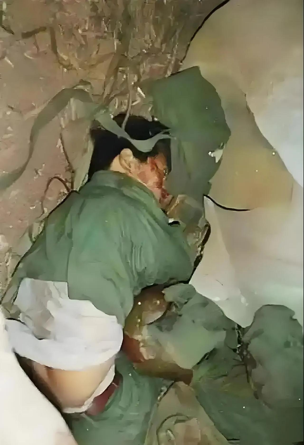 年仅17岁的小战士，牺牲在了老山前线，他并没有立功受奖，有的只是墓碑上“烈士”两