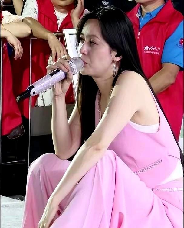 唐艺成都开演唱会，突然有人喊“唐老鸭”。她立马停伴奏，非要找出喊话的人当众道歉。