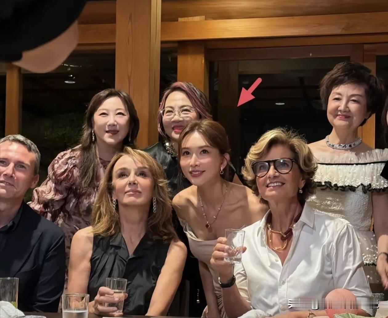 林志玲自嫁入日本后鲜少露面。近日，她在日本与朋友聚餐，身着粉嫩裙装，宛如名媛贵妇