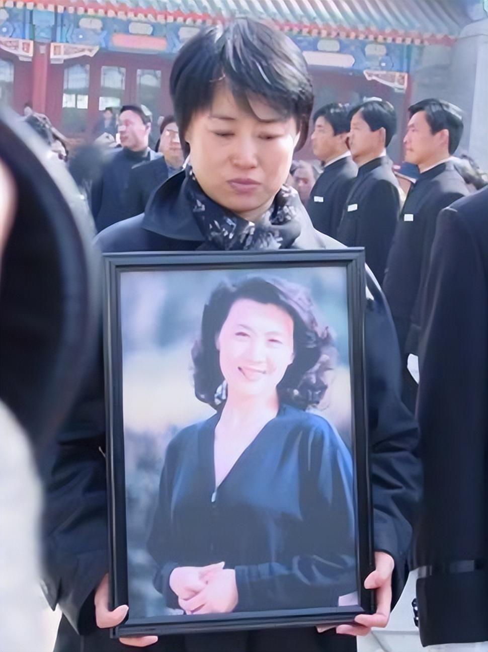 演员李媛媛送别仪式，一张罕见的留影，这张照片拍摄于2002年10月26日，北京八