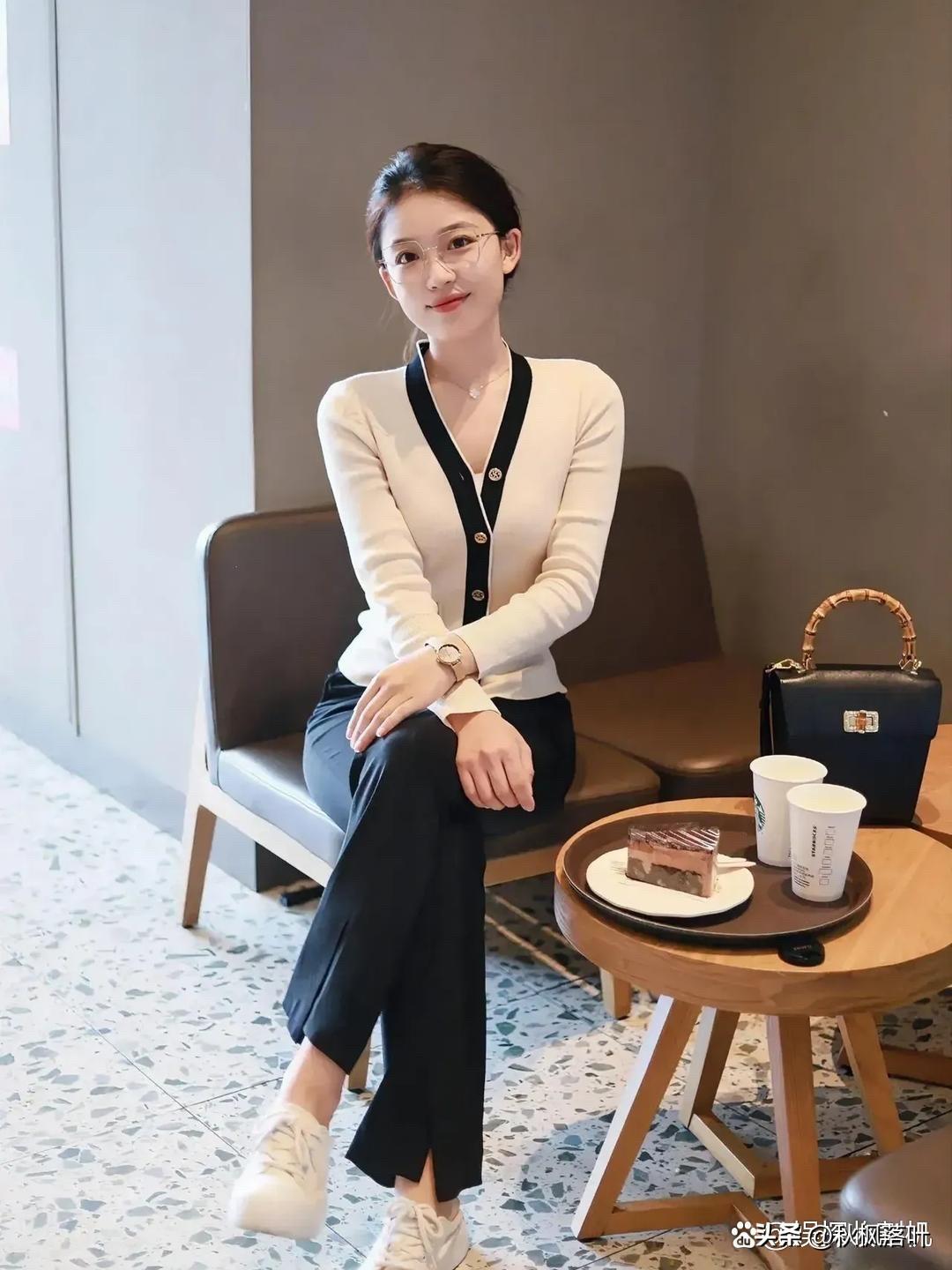 我朋友说：他媳妇就是这种气质，结婚30年了越看越顺眼。