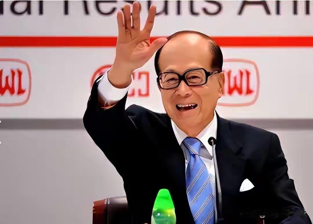 老外想不通：两位百岁大佬同时撤退，李嘉诚狂卖英国，巴菲特囤2.7万亿现金！2