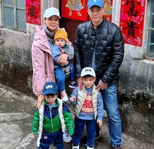 春节期间，胡杏儿携三个儿子与丈夫回祠堂祭祖，一家五口特意换上喜庆新衣，以表对祖先