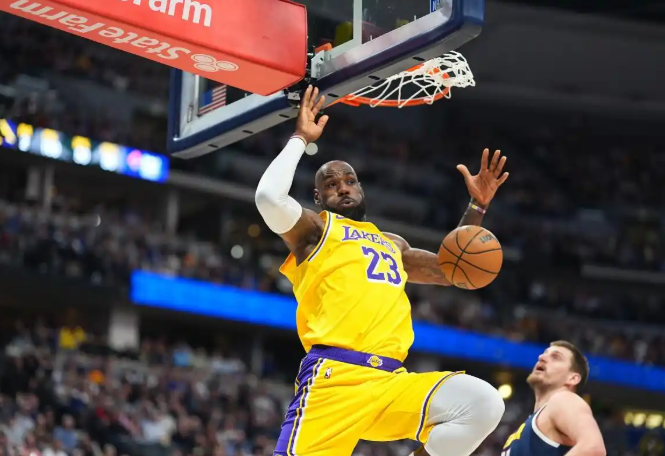 NBA常规赛湖人VS掘金，这场比赛充分证明了为什么没人点詹姆斯，防守回合詹姆斯会