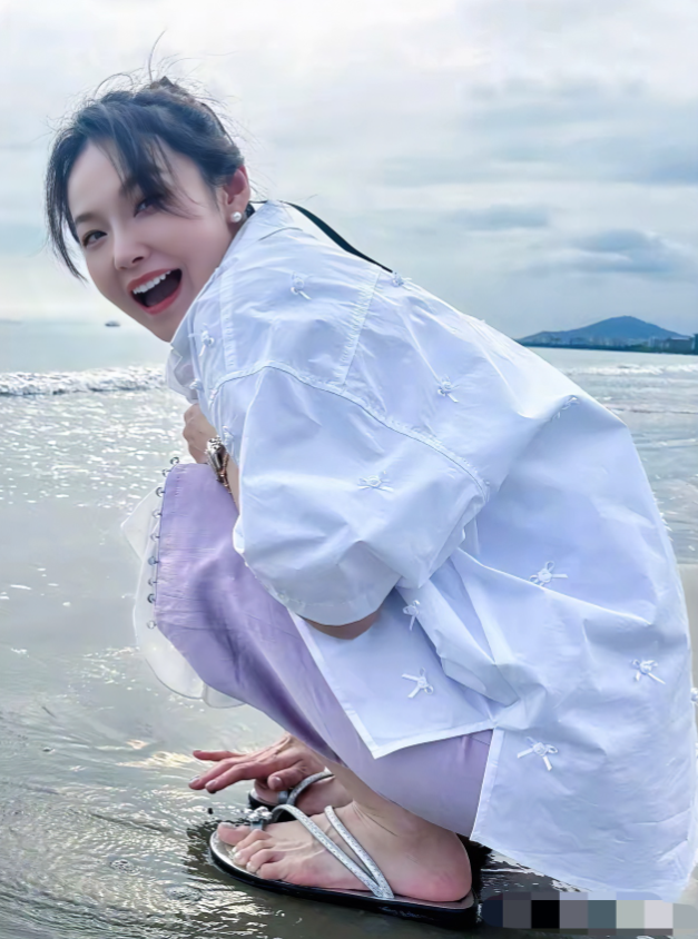 张佳宁，168cm，蹲在海边开心的像个孩子，就是脚丫有点大，不过脚型很美，你们看