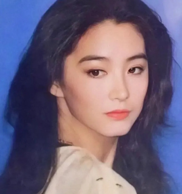 1973年，26岁的有妇之夫秦汉爱上了18岁的林青霞，当时妻子邵乔茵已怀孕8个月
