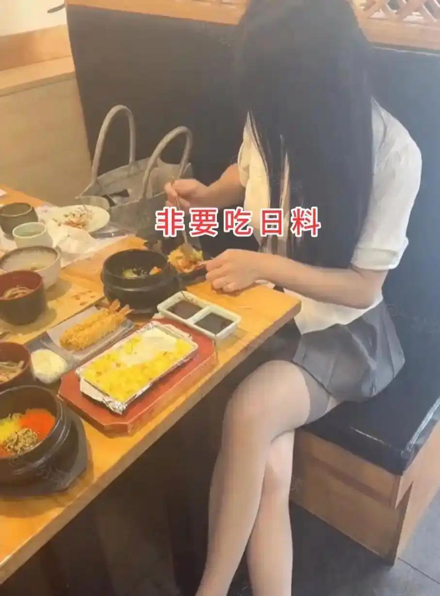 山东一个小伙相亲，初次见面对女生印象挺好，俩人互加微信，女生也表现得很热情。小伙