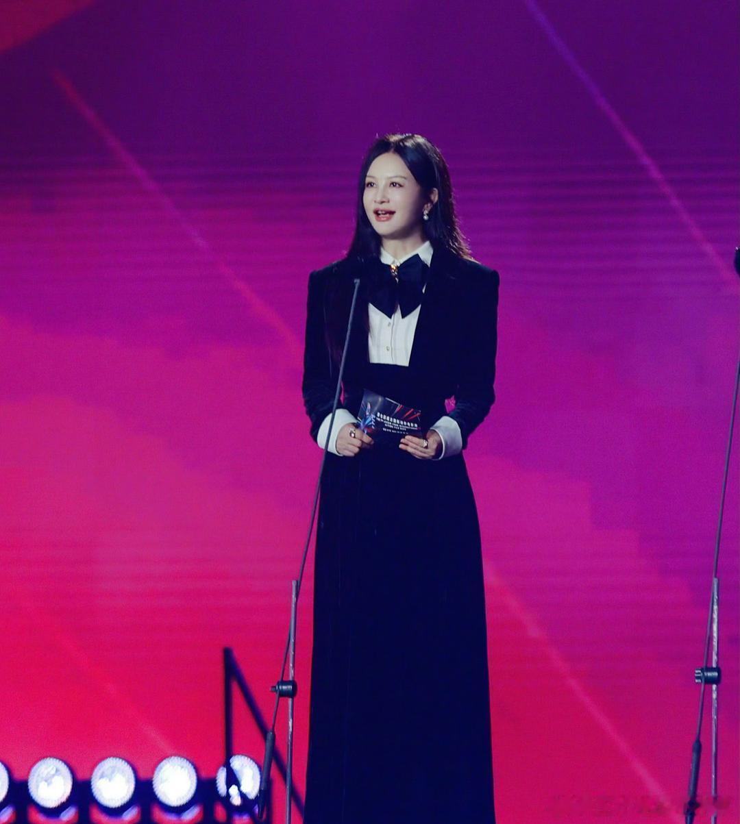 惊不惊喜，意不意外，这竟然是大陶虹啊，看脸还以为是许久未露面的姚笛呢～