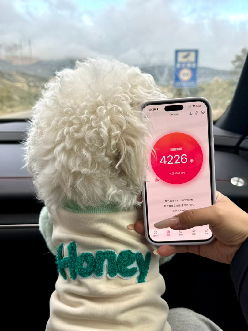 雷总，您好！特地来表扬成都机场路小米汽车售后服务中心的工作人员李新彪同学。昨天去给车子做常规保养，工