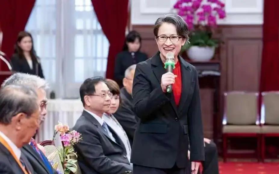萧美琴要把台湾人变为世界人，“邪教”上身？6月10日，结束窜访帕劳的萧美琴在台湾