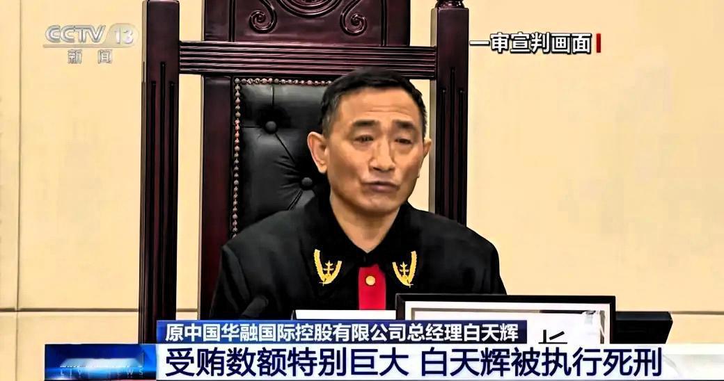 一位内部审计的朋友私下说：华融最乱的时候，审批权是按“厘米”卖的。​他讲这话时