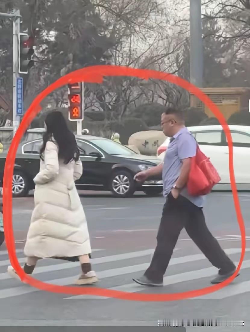 近日，有网友在保定市朝阳大街拍到了令人意外的一幕：斑马线上，过往行人都裹着厚实的