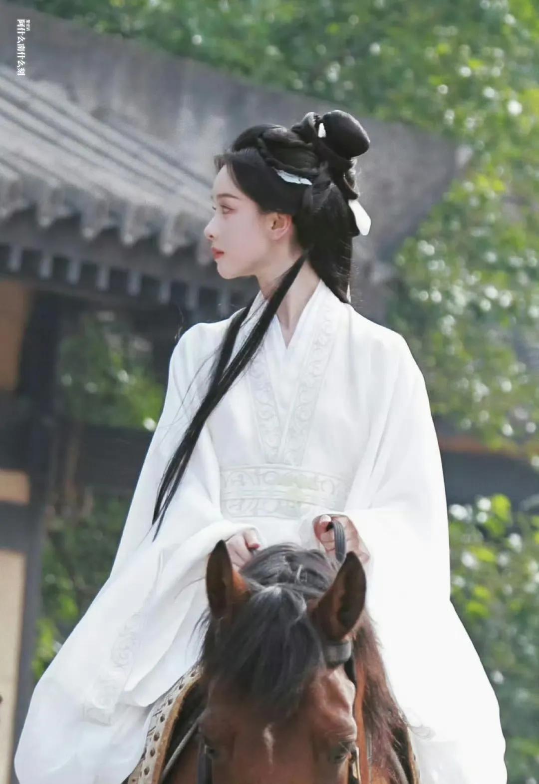 陈都灵真的有种小龙女的感觉，这一身真被她穿出来清冷感了，不愧是天选古人，陈都灵长
