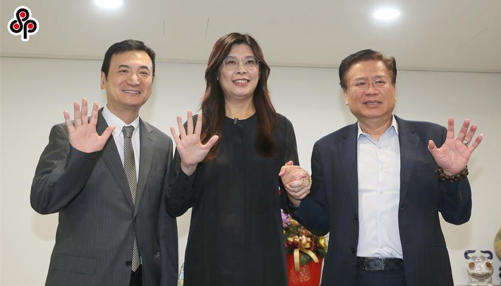 9日，参选人郑丽文（居中）在原国安会副秘书长杨永明（左侧）的陪同下，前往拜会商总