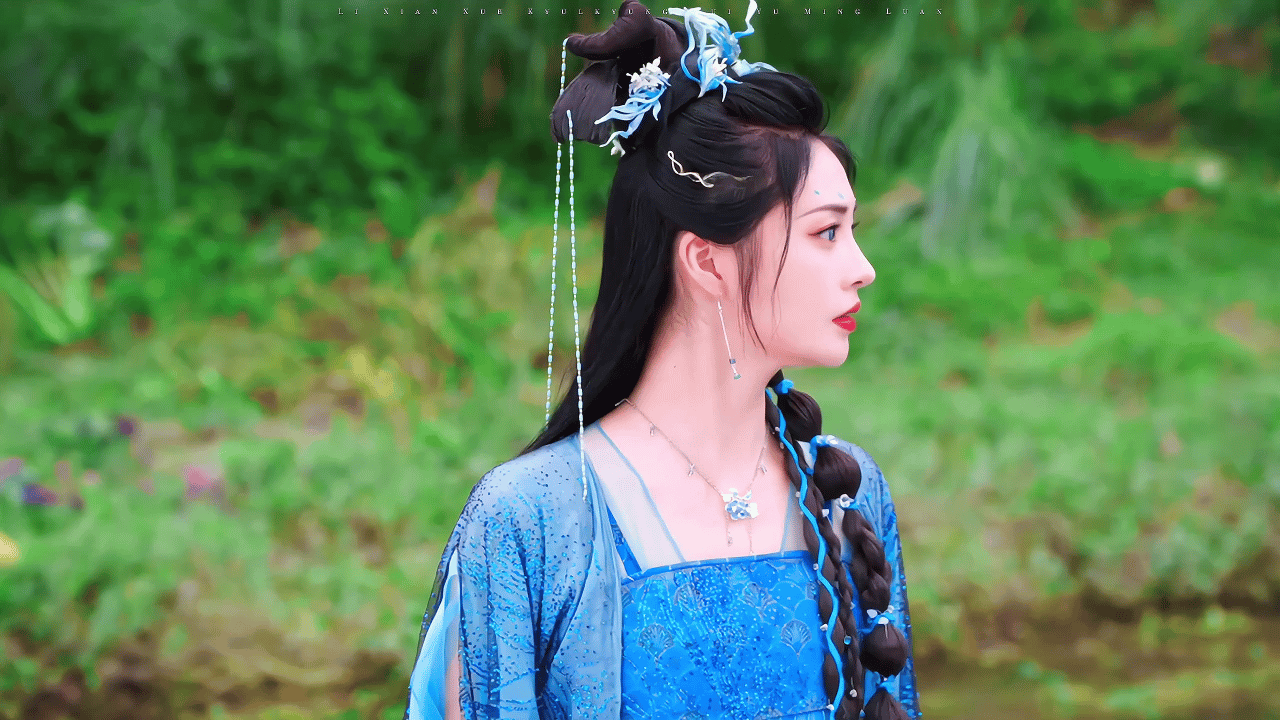 周洁琼好权威的美貌周洁琼长得也太权威了吧！！穿上蓝裙子，衣服上的光泽像星星在闪