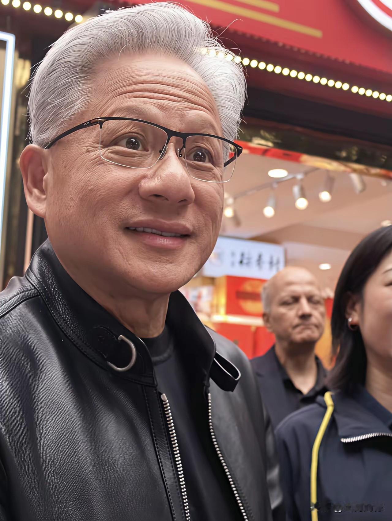 黄仁勋太喜欢穿皮衣了，现在这个季节穿皮衣，应该是很热的，可是看着他穿着皮衣出现在