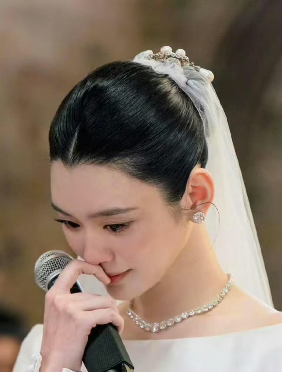 奚梦瑶婚礼落泪神图奚梦瑶婚礼落泪神图来了！！何猷君宣读誓词的时候句句走心，奚