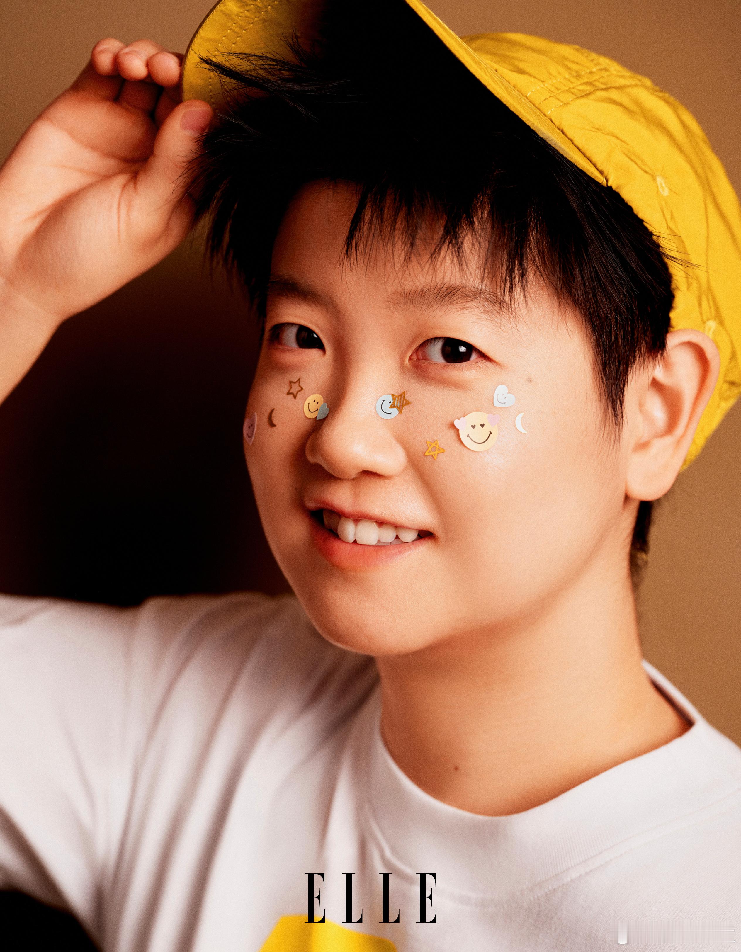 孙颖莎ELLE开季封面赛场上勇往直前，萌力全开连接世界，把责任扛肩不断突破，未来