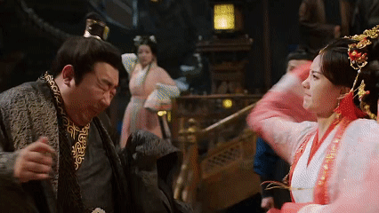 李一桐砸酒瓶这一下太帅了这也太帅气了吧，直接就是一个英雄救美了[墨镜][墨镜]求李一