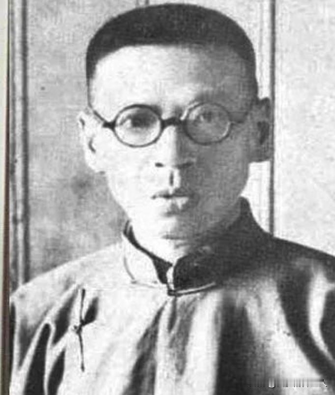 章太炎的得意门生黄侃是个极好色的人。章夫人汤国梨毫不掩饰自己对他的嫌恶，说其是“