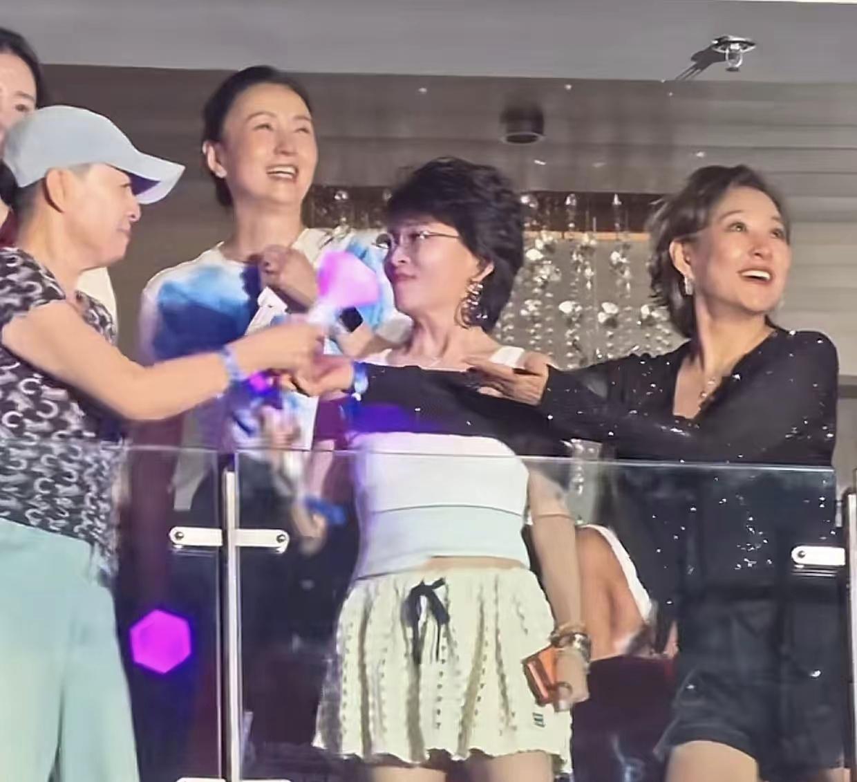 李静宋丹丹真的好够意思哦，那英的演唱会也去了，不仅仅是让王菲成为那英公开的闺蜜。