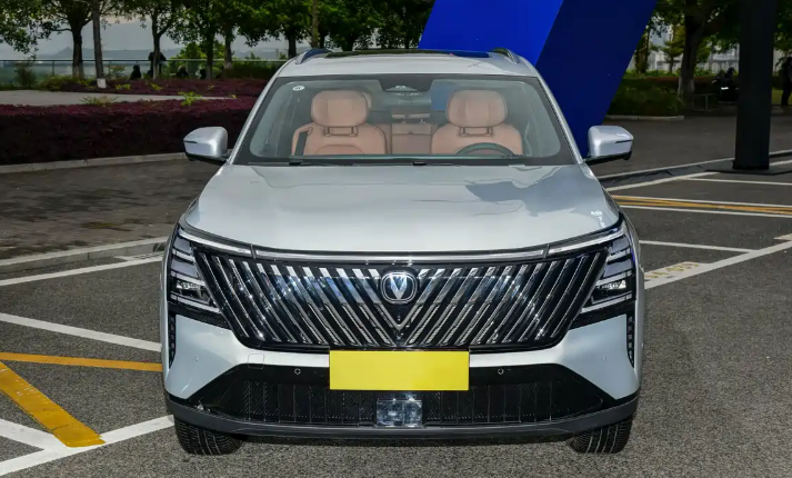 油耗3.98L第四代长安CS75PLUSHEV亮相配三块屏幕+小桌板为了方便和