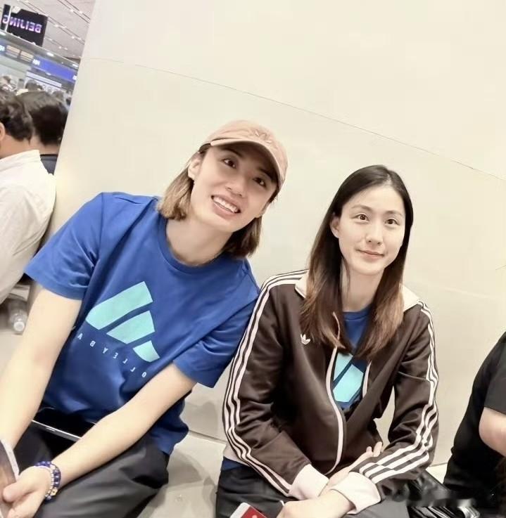 中国女排不合群的二人组在这呢！原来中国女排是今天凌晨，在北京机场出发的、飞往土耳