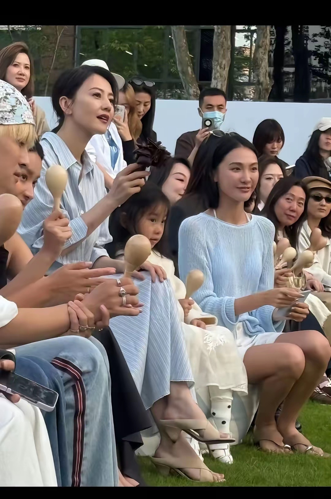 不知道高圆圆旁边这个小姑娘是不是她跟赵又廷的闺女，看着一副乖巧懂事的样子！