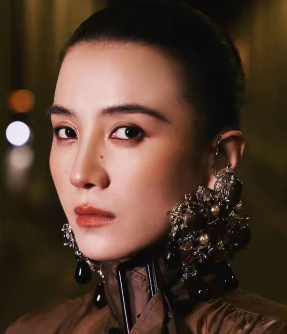 宋佳头戴20斤重的大耳环出现在巴黎时装周上，惊艳了在场的所有人！宋佳的大女主气