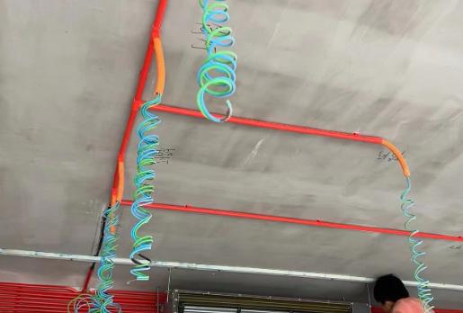 当初装修，我非要装风管机，觉得藏在吊顶里好看、省地方、有档次。媳妇劝我：坏了修起