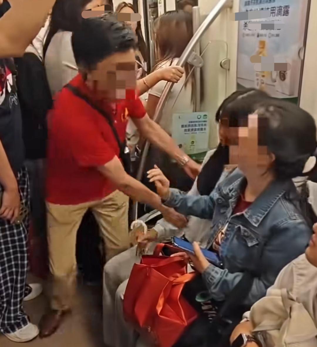成都地铁2号线，一位红衣老人上车后，要求爱心座椅上的十岁女孩给他让座！女孩妈