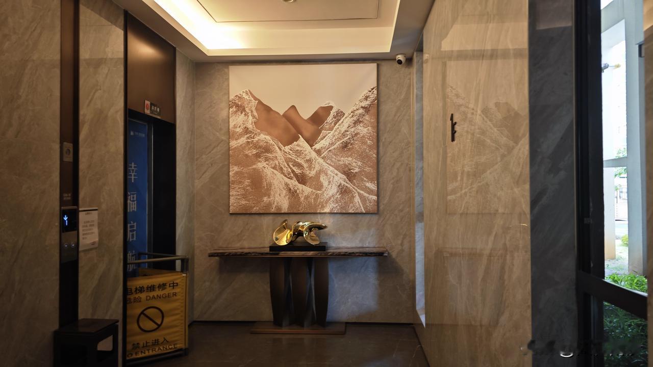 再次感叹现在新楼盘的设计，这个是保利时光印象的入户大厅。跟几年前的那波完全不同了