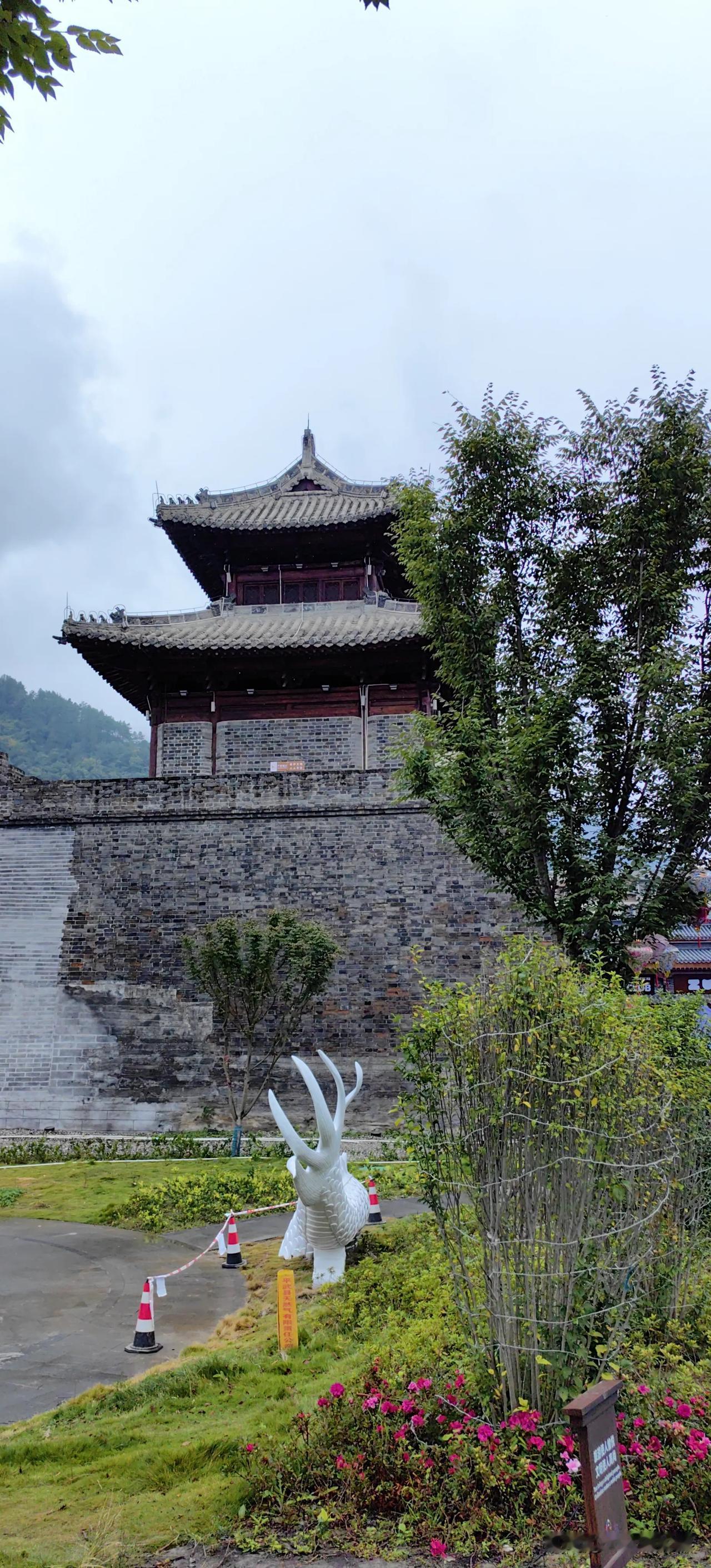 这座古城楼，原名叫龙安府城，始建于明洪武二十三年（1390年），共设东、南、西、