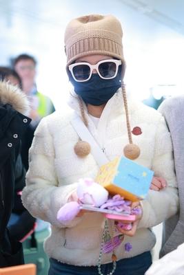 陈妍希现身上海虹桥机场一眼看去吓我一跳……你们说陈妍希戴的墨镜和口罩连起