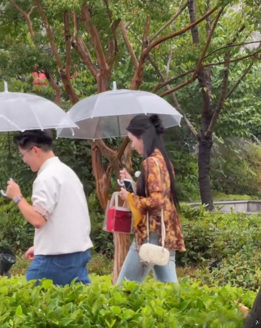 谁懂这个徐艺洋这个选包的品味...