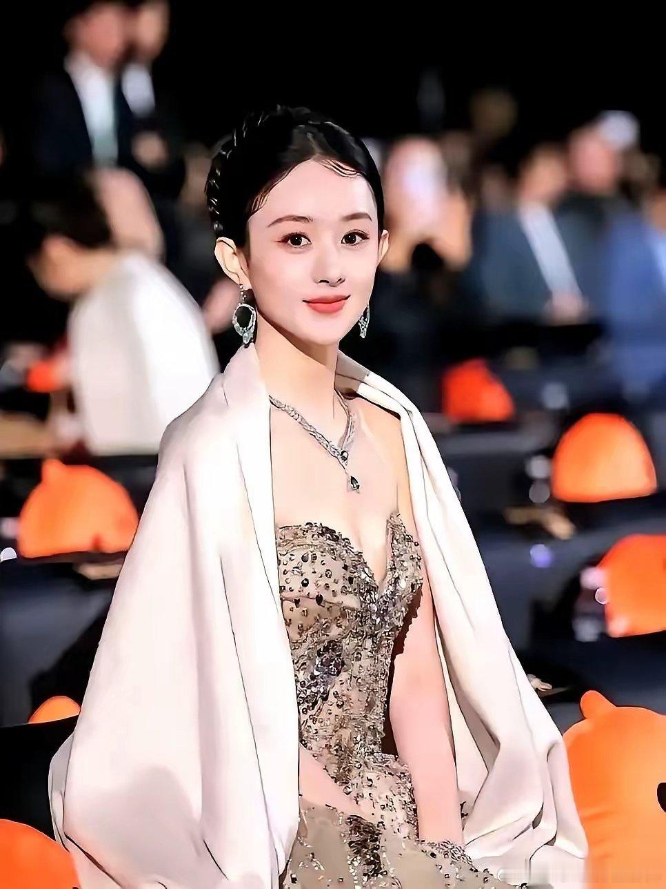 今年但凡留心点内娱的，都会觉得奇怪。赵丽颖人呢？白玉兰没她，昨晚的尖叫之夜也不去